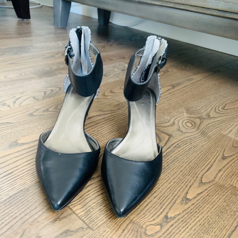 Black kitten heels